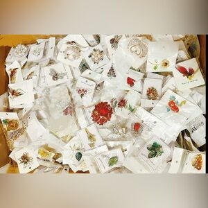 Lot of 1000 Pieces Brooches Mixed Styles Metal